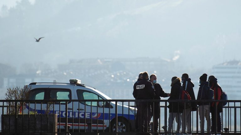 NGOs denounce rights violated at the Franco-Spanish border