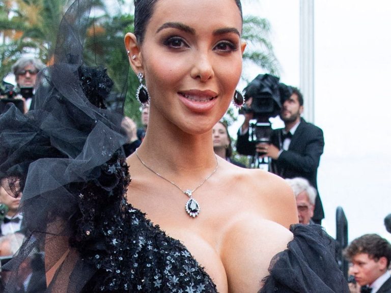 Nabilla ignites the red carpet with an unforgettable neckline!