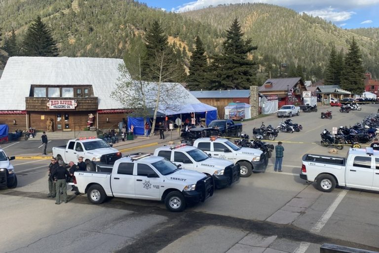 New Mexico |  Shooting at biker rally kills three