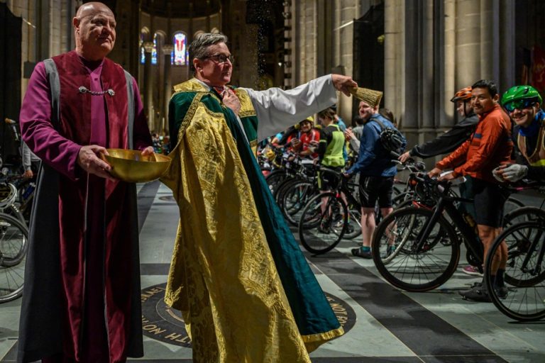 New York |  Cyclists ‘blessed’ in church to protect them from accidents