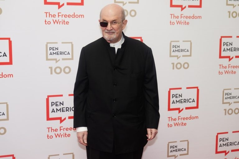 Nine months after a knife attack |  Salman Rushdie reappears in public in New York