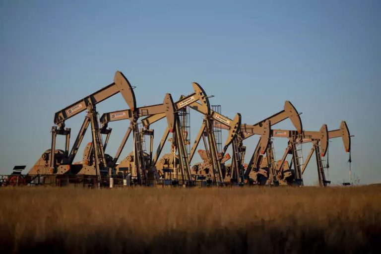 Oil falls, market concerned about Russian supply and Chinese demand