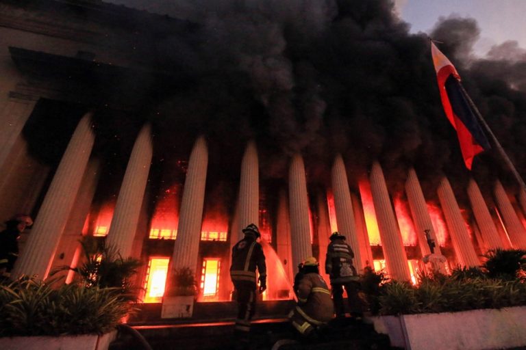 Philippines |  Massive fire ravages historic post office in Manila