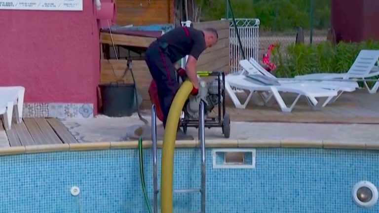 Pyrénées-Orientales firefighters collect water from swimming pools