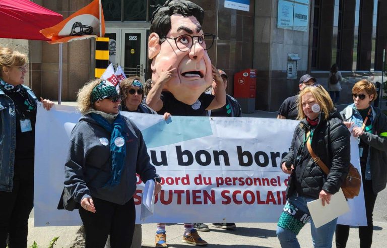 School support workers demonstrate in front of Bernard Drainville’s office