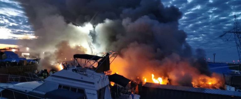 Several boats on fire in a Laval marina