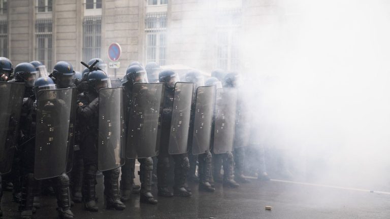 Several police unions are calling for an “anti-breaker” law against Emmanuel Macron in the face of an “apocalyptic situation”