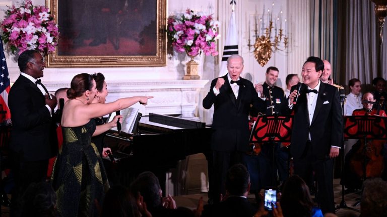 South Korean President Yoon electrifies the White House with his singing skills and sings a few notes of “American Pie”