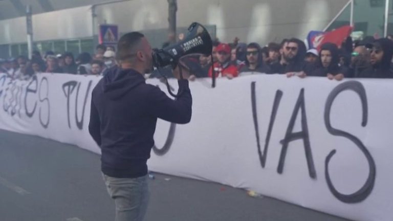 Sports: PSG supporters show their anger in front of the club’s headquarters