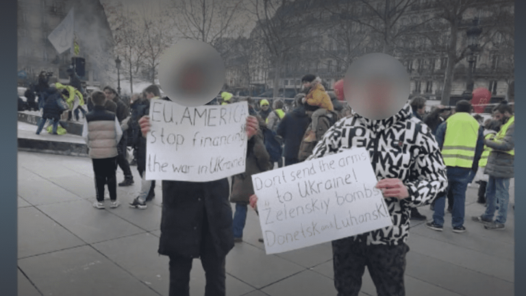 TRUE OR FAKE.  Where do these anti-Ukraine placards seen during demonstrations against pension reform come from?