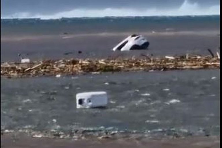 Teahupoo: floods and cars in the lagoon