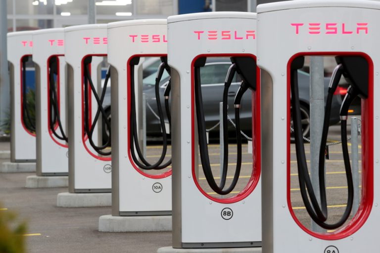 Tesla will open its network of ultra-fast terminals to Ford vehicles in early 2024