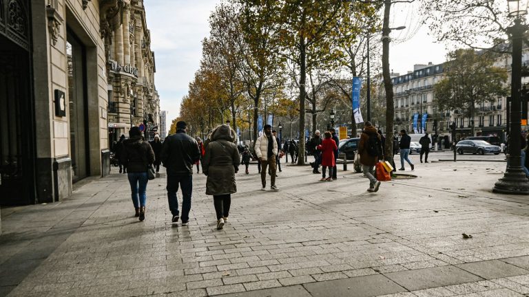 The Champs-Elysées will be transformed into a classroom for a giant dictation in early June