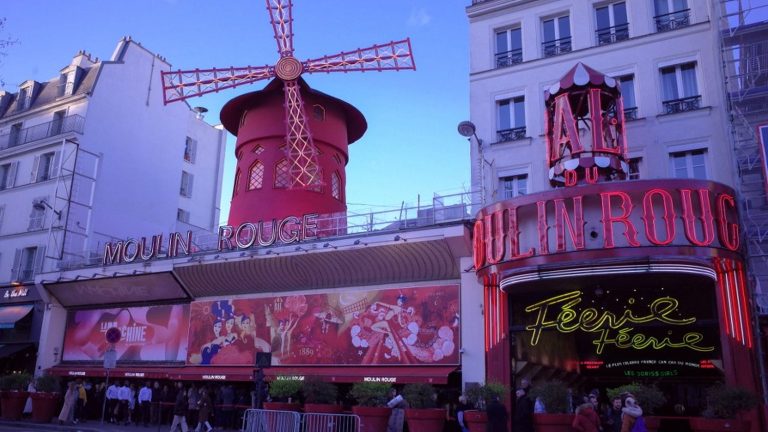 The Moulin Rouge cabaret announces the end of a disputed number with a species of protected snakes