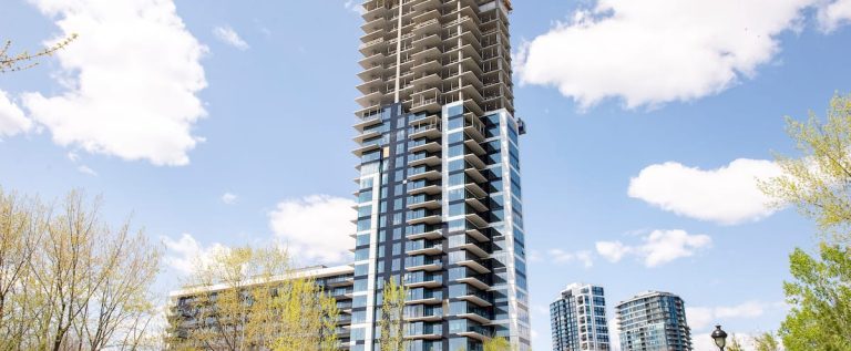 The construction of the tallest tower outside downtown Montreal is of concern to citizens on Île-des-Sœurs