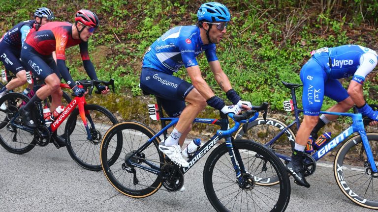 Three men at the front, Thibaut Pinot gets up… Follow the 5th stage