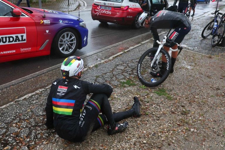 Tour of Italy |  A dog crosses the road, Evenepoel falls and leaves