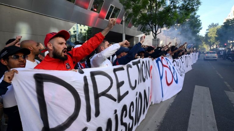 VIDEO.  PSG ultras demand the resignation of management and the departure of Lionel Messi