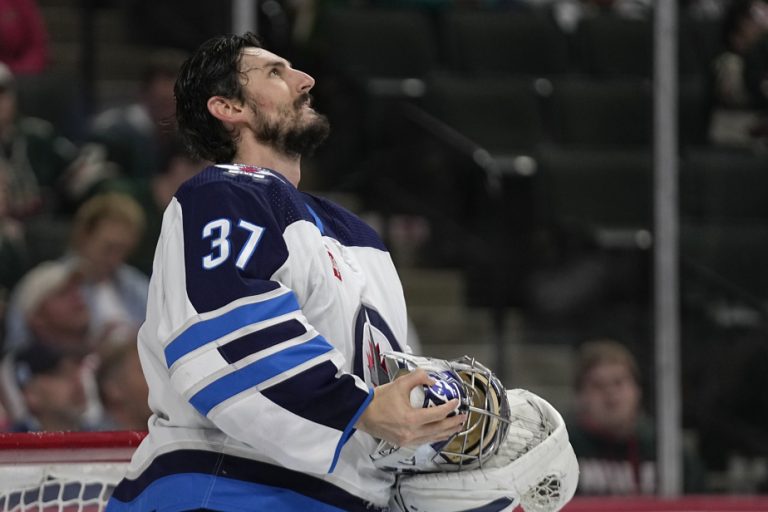 Vezina Trophy |  Hellebuyck named finalist for the third time