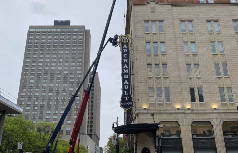 [Vidéo] The Archambault store sign is removed