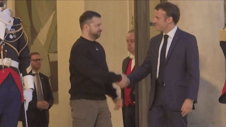 Volodymyr Zelensky met Emmanuel Macron