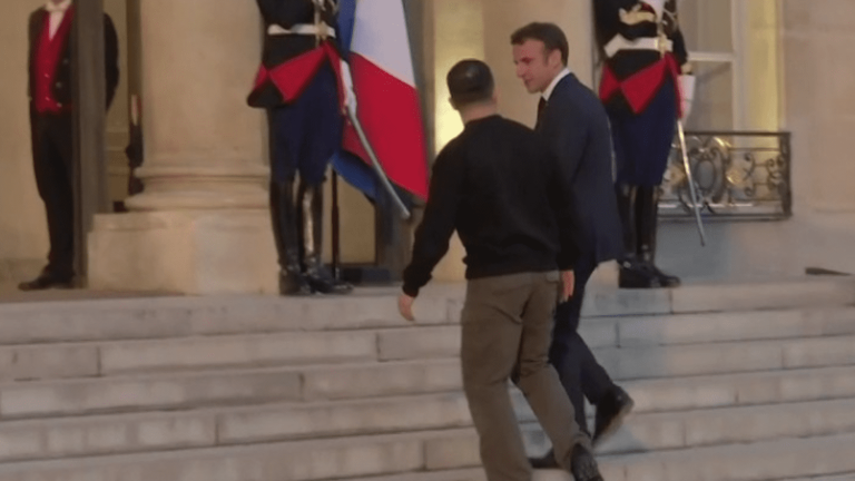 Volodymyr Zelensky received at the Élysée by Emmanuel Macron