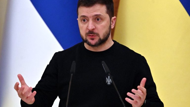 Volodymyr Zelensky received in Paris by Emmanuel Macron