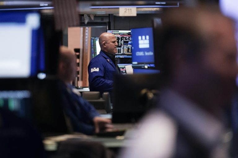 Wall Street moves without direction ahead of new debt talks