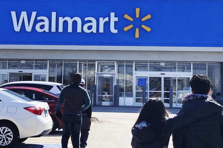 Walmart raises its forecast thanks to higher spending on its shelves