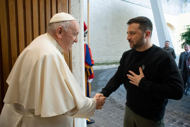 War in Ukraine, day 444 |  Zelensky meets Pope in Rome, Ukrainian army says advancing around Bakhmout