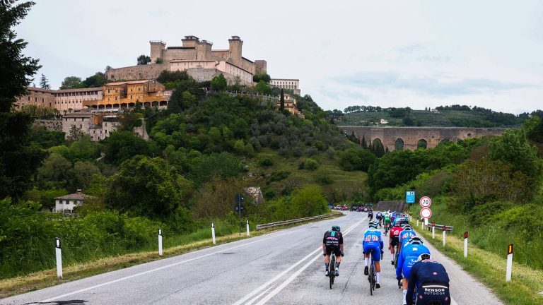 Warren Barguil and Valentin Paret-Peintre in the leading group… Follow the 8th stage