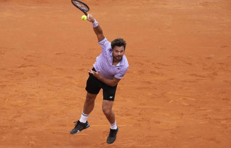 Wawrinka shrugs off rain to defeat Ivashka 6-2, 6-4 at Italian Tennis Open