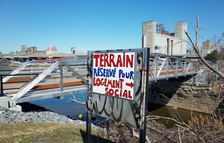 Who is responsible for financing social housing in Quebec?