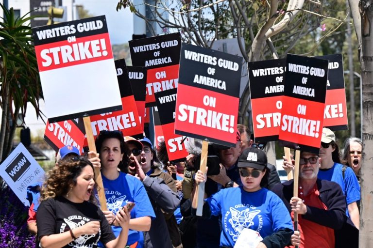 Writers strike in Hollywood |  Filming torpedoed in Quebec