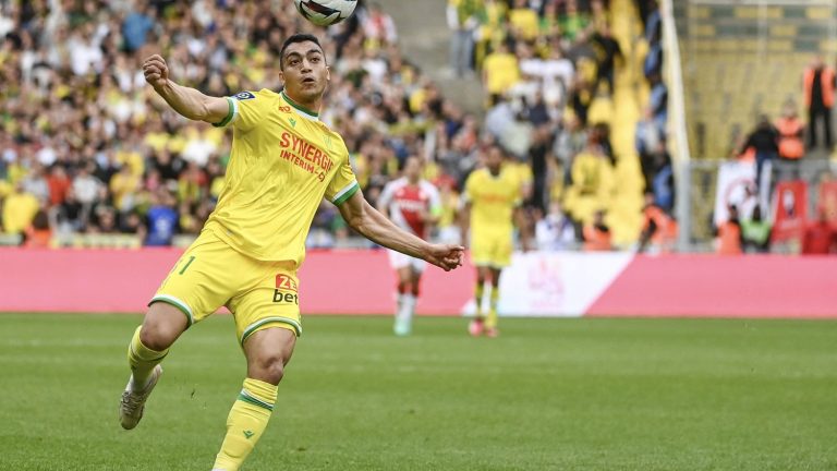 a FC Nantes player refuses to play with a rainbow flocked jersey