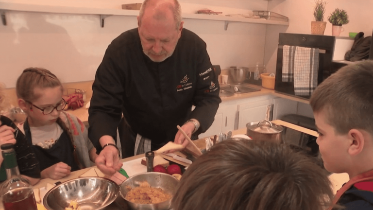 a chef tries to transmit the taste of cooking to children