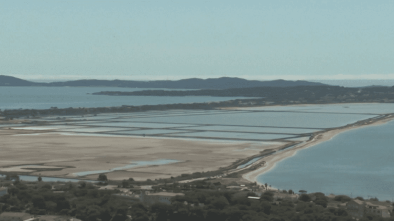 a contested underwater breakwater project on the Giens peninsula