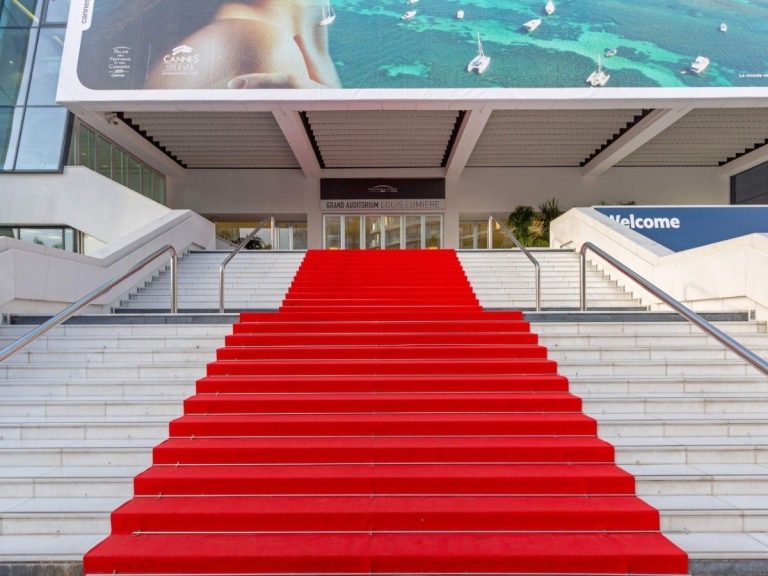 a woman covered in blood and in a gala dress arrives on the red carpet… what happened?