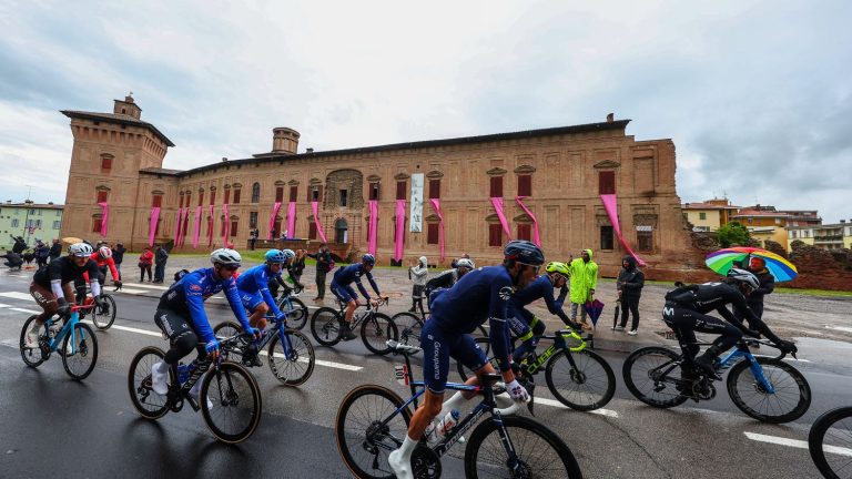 after the abandonment of Evenepoel, a new Tour of Italy begins in the cold and in the rain… Follow the 10th stage