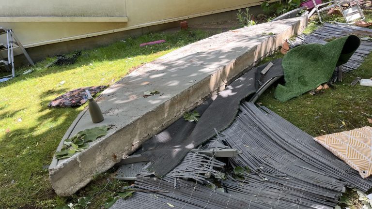 after the collapse of a balcony in Paris, the neighbors await explanations on the causes of the accident