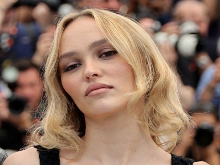 after the controversy over a scene in the series of “The Idol” compared to a porn film, Lily-Rose Depp reappears in an ultra sexy black mini-dress