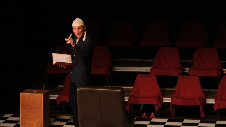 alone on stage, an actor with incurable cancer recounts his illness with humor