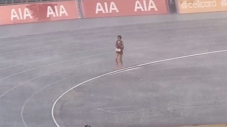 at the Southeast Asian Games, Cambodian Bou Samnang finished last in the 5,000m in the storm and became a symbol of perseverance