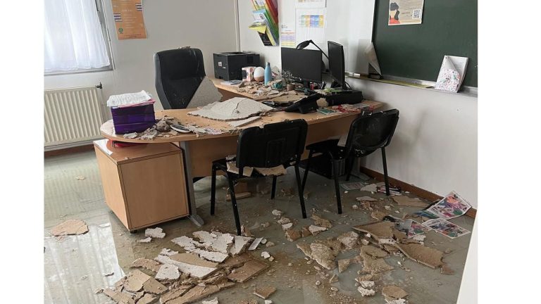 for months, the Paul-Eluard high school in Saint-Denis has been taking on water