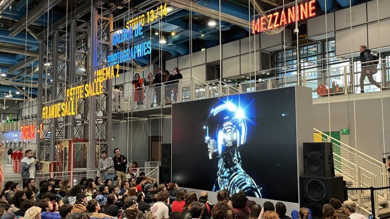 hundreds of fans discover an unreleased Daft Punk track, “Infinity repeating”, exclusively at the Center Pompidou