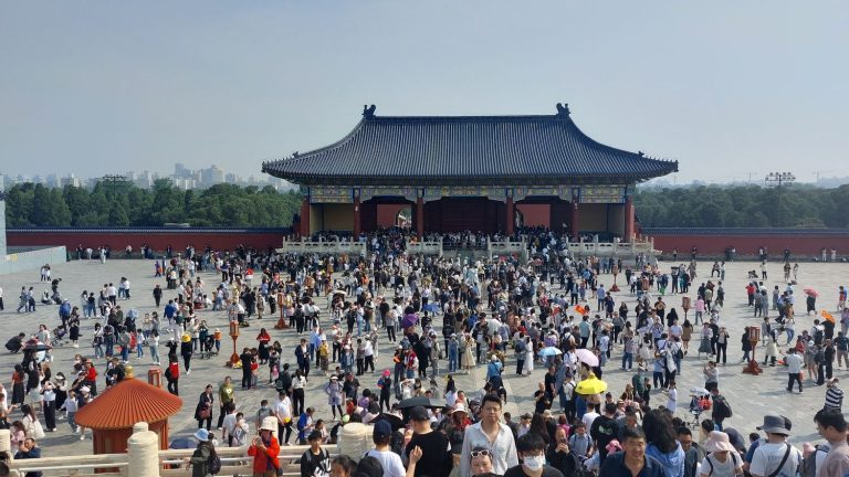 in China, the tourist effervescence for the May Day holidays