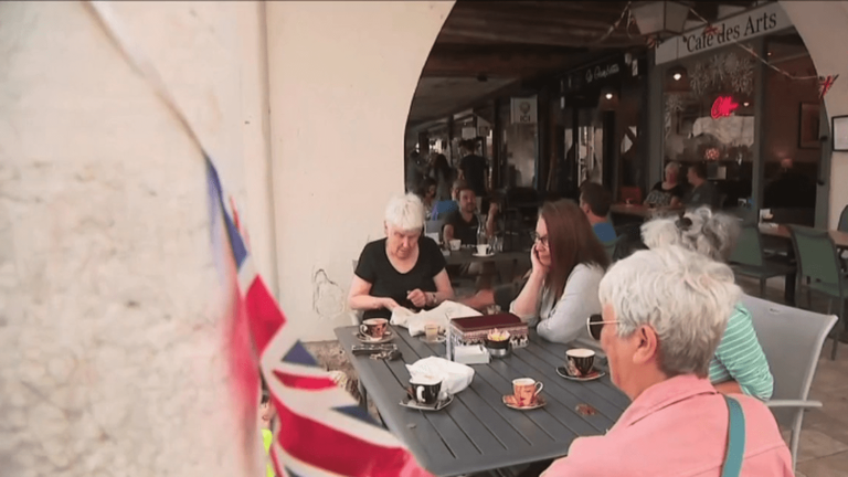 in France, the British community celebrates the coronation