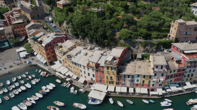 in Portofino, tourists no longer have the right to stop walking