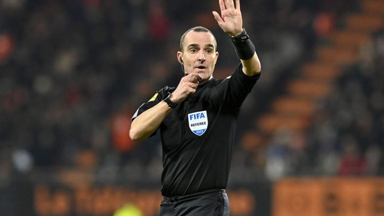 in immersion with the referee of the final Benoît Millot