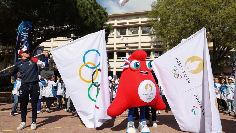 more than 300,000 people applied to volunteer during the Olympics